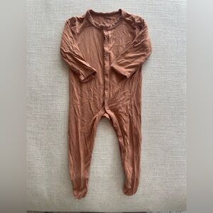 Kyte baby snap footie

Size tag washed off but it is 0-3 months